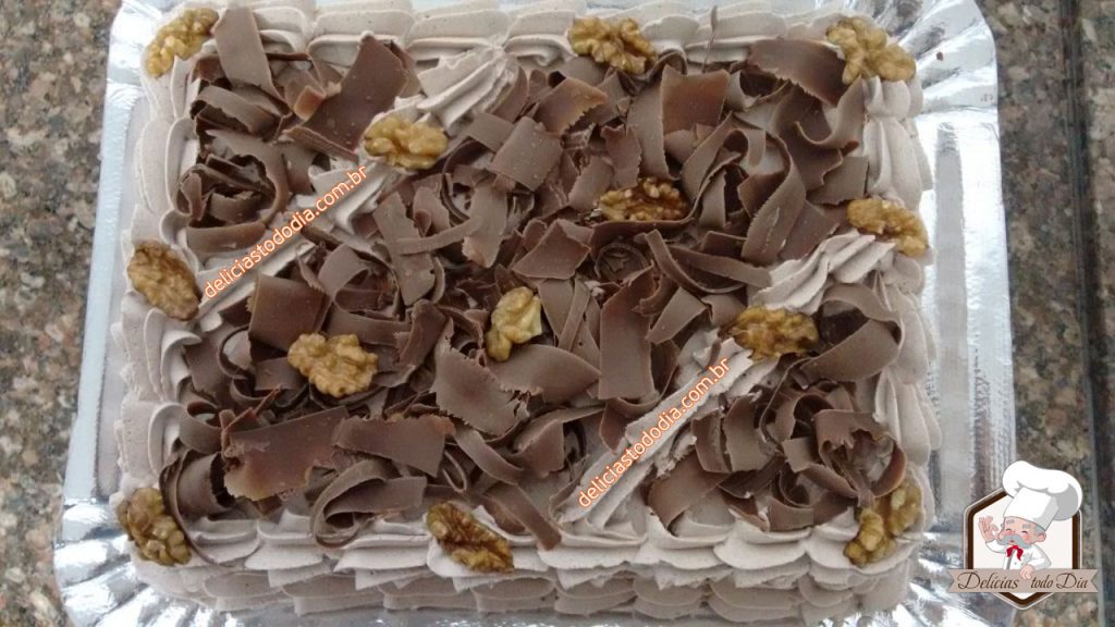 bolo de nozes com raspas de chocolate