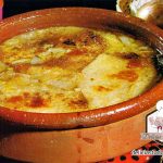 Sopa de cebolas com fatias de pão 1