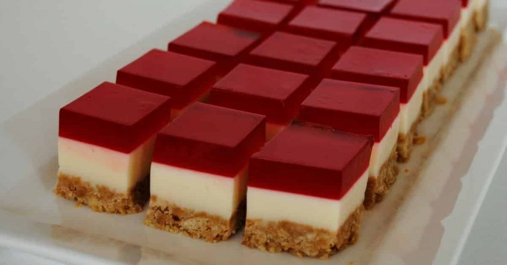 Cubinhos de gelatina com crosta de bolacha