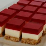 Aprenda a receita de cubinhos de gelatina com crosta de bolacha 1