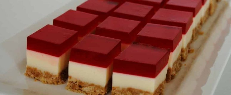 Cubinhos de gelatina com crosta de bolacha