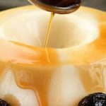 Tradicional manjar de coco com calda de ameixa 1