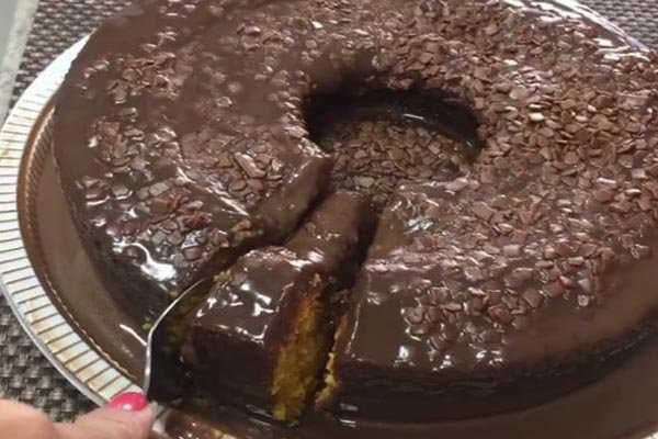 bolo vulcão de cenoura e chocolate