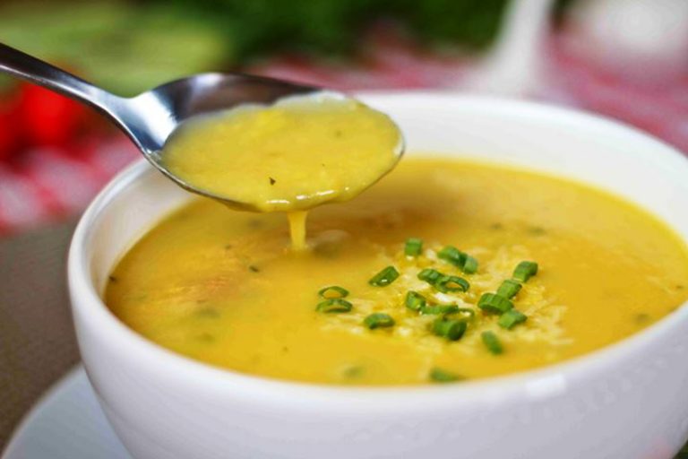 Sopa de mandioquinha com cream cheese