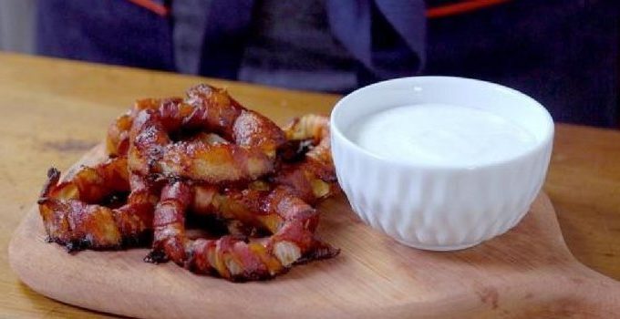 anéis de cebola com bacon