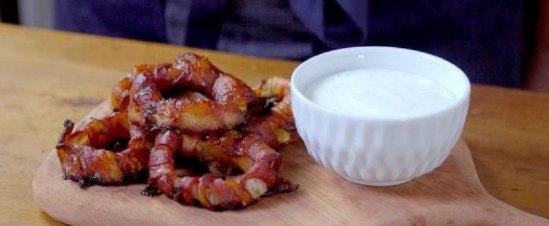 anéis de cebola com bacon