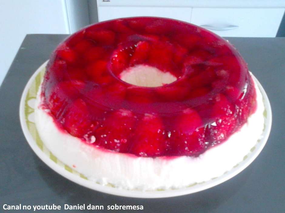 flan de iogurte com morango