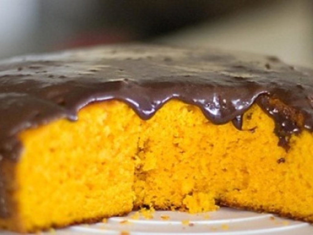 Bolo de cenoura com calda de chocolate