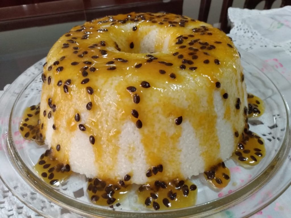 Bolo de tapioca com calda de maracujá