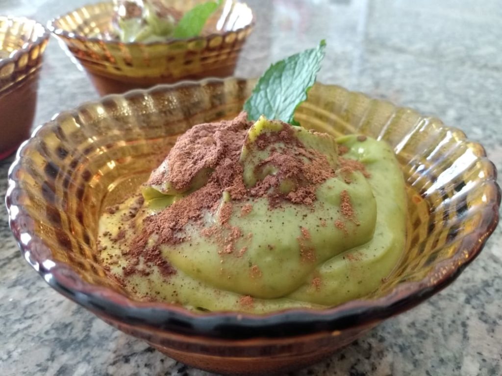 Creme de abacate com hortelã