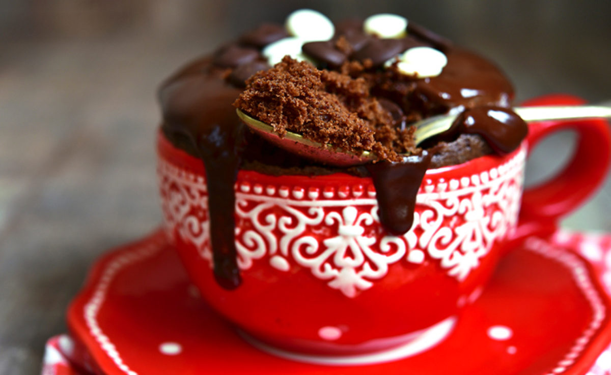 bolo de caneca com gotas de chocolate